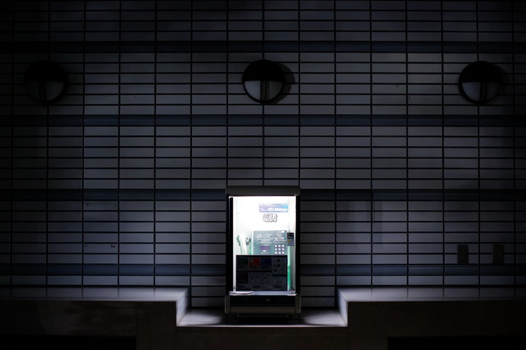 Pessoa formatando computador com Windows 11 seguindo tutorial passo a passo - ilustração